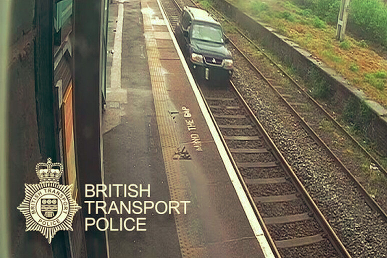Mitsubishi Pajero viaggia  	'fuorilegge 	' sui binari del treno © ANSA/British Transport Police