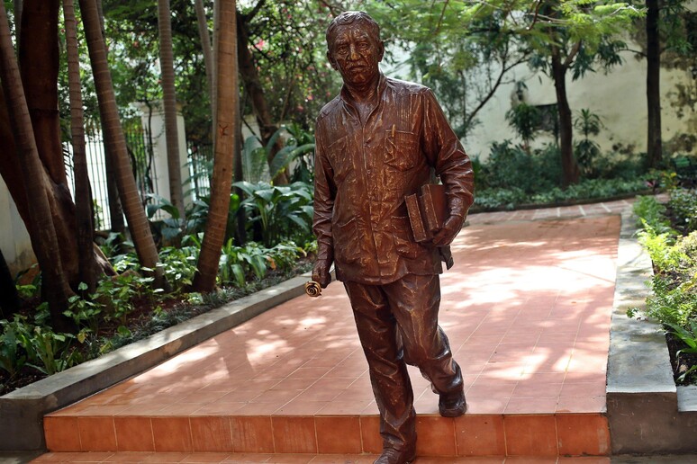 La statua di Gabriel Garcia Marquez - RIPRODUZIONE RISERVATA