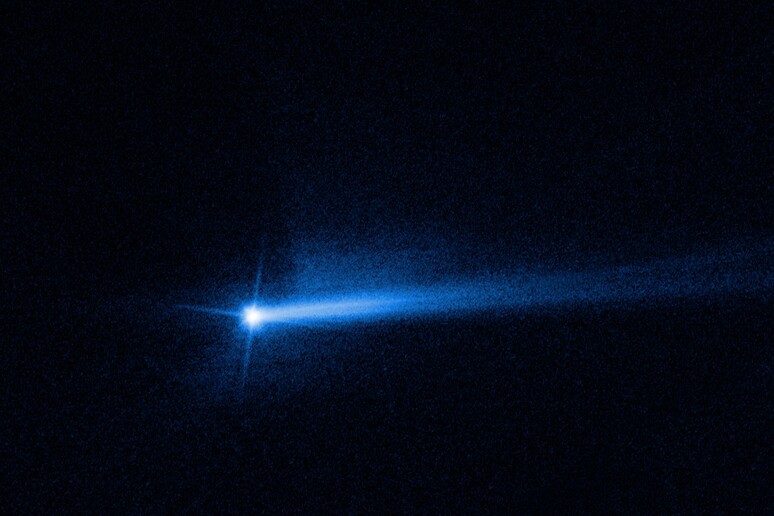 L’asteroide colpito dalla sonda Dart ha sviluppato una seconda coda di polvere (fonte: NASA, ESA, Jian-Yang Li PSI, Joe Depasquale STScI) - RIPRODUZIONE RISERVATA