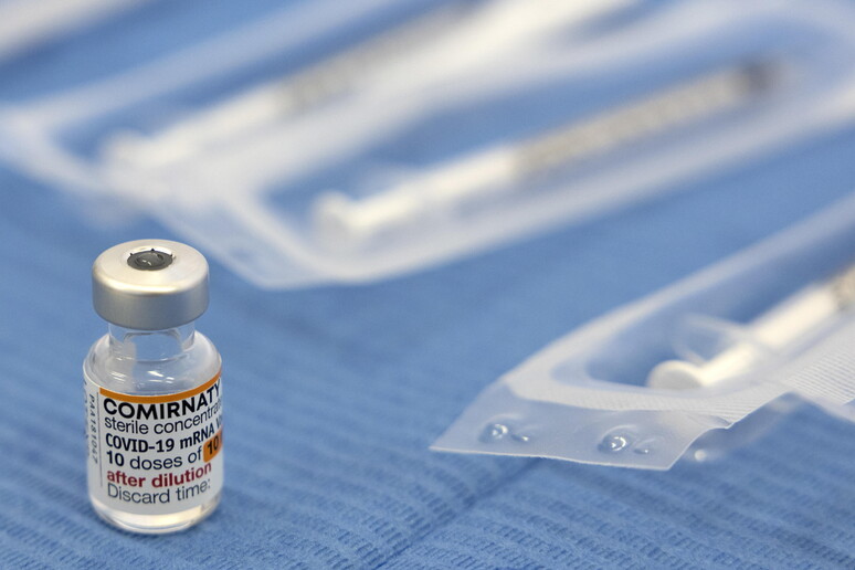 L 'Oms raccomanda di mantenere la sorveglianza sul Covid e vaccinare © ANSA/EPA