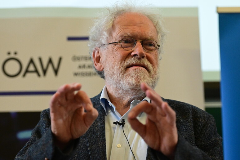 Anton Zeilinger press conference after being awarded 2022 Nobel Prize in Physics © ANSA/EPA