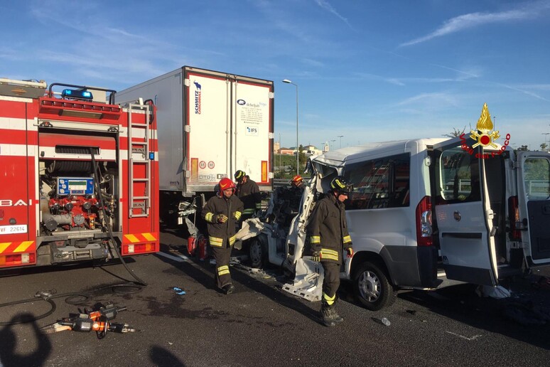 ++ Incidenti stradali: furgone sotto camion, 6 morti ++ - RIPRODUZIONE RISERVATA