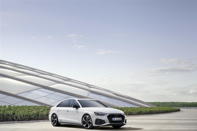 Audi S4 e S5 ancora più sportive con l 	'abito Black Edition - RIPRODUZIONE RISERVATA