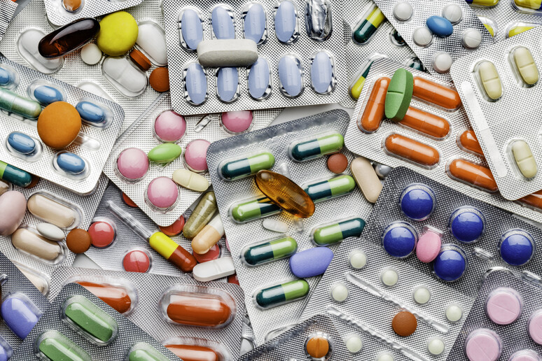 Background of a large group of assorted capsules, pills and blisters - RIPRODUZIONE RISERVATA