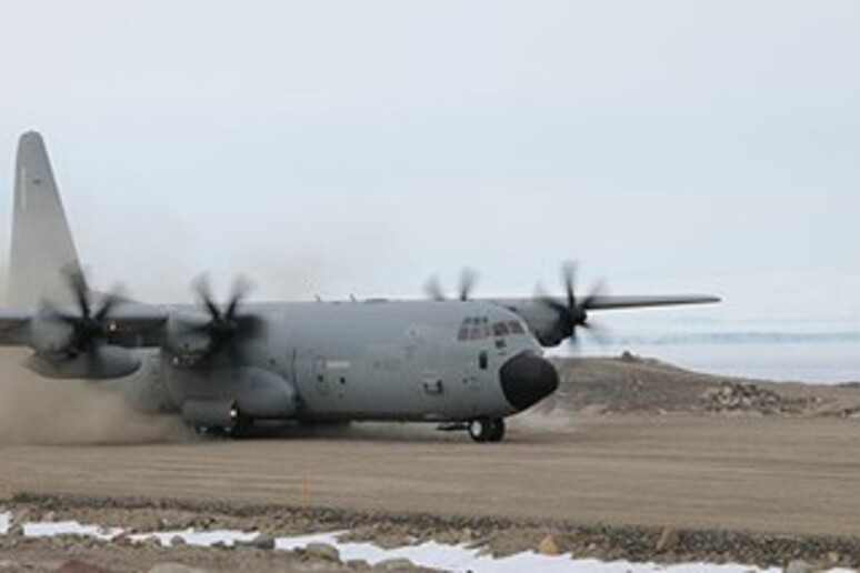 Il C-130 atterrato sulla nuova pista in Antartide (fonte: ENEA) - RIPRODUZIONE RISERVATA