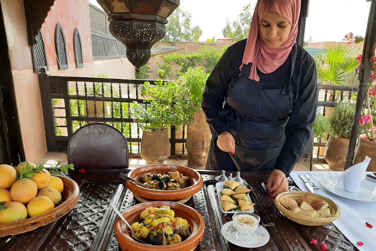 Dar Darma Riad Marrakech - preparazione di cucina tipica marocchina con l 'esperta cuoca Maria - RIPRODUZIONE RISERVATA