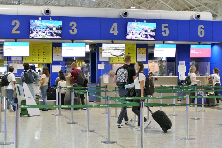 Aeroporto Cagliari, passeggeri - RIPRODUZIONE RISERVATA