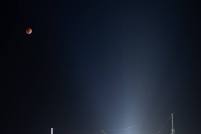 Il razzo Sla sulla piattaforma di lancio 39B al Kennedy Space Center durante l 'eclissi di Luna avvenuta l '8 novembre (Fonte: NASA/Joel Kowsky) - RIPRODUZIONE RISERVATA