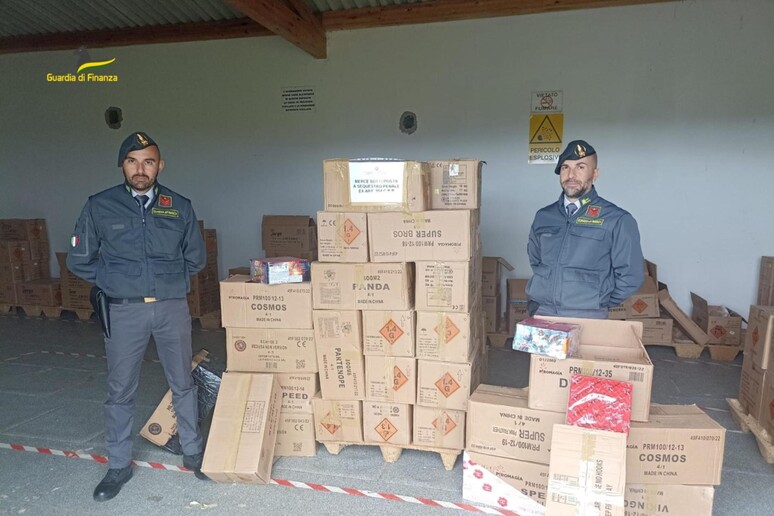Gdf sequestra oltre 700 kg di botti in un 'abitazione a Cagliari - RIPRODUZIONE RISERVATA