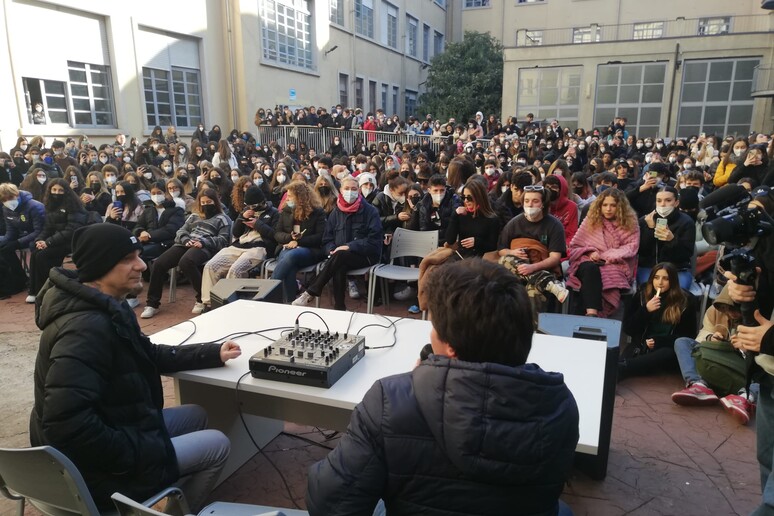 Rapper J-Ax incontra studenti al Regina Margherita di Torino - RIPRODUZIONE RISERVATA