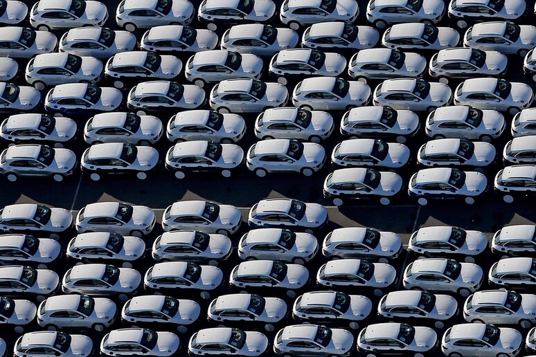 Una veduta aerea di un parcheggio pieno di auto nuove © ANSA/EPA
