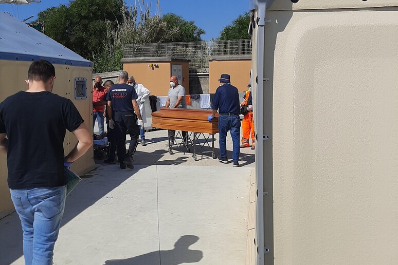 Migrante 70enne diabetica muore dopo malore a porto Roccella - RIPRODUZIONE RISERVATA