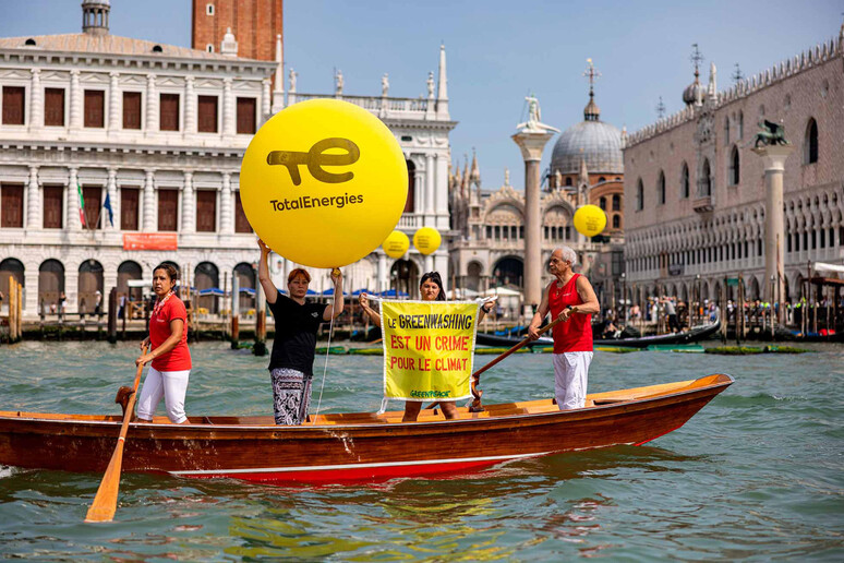 Greenpeace: protesta creativa a Venezia - RIPRODUZIONE RISERVATA