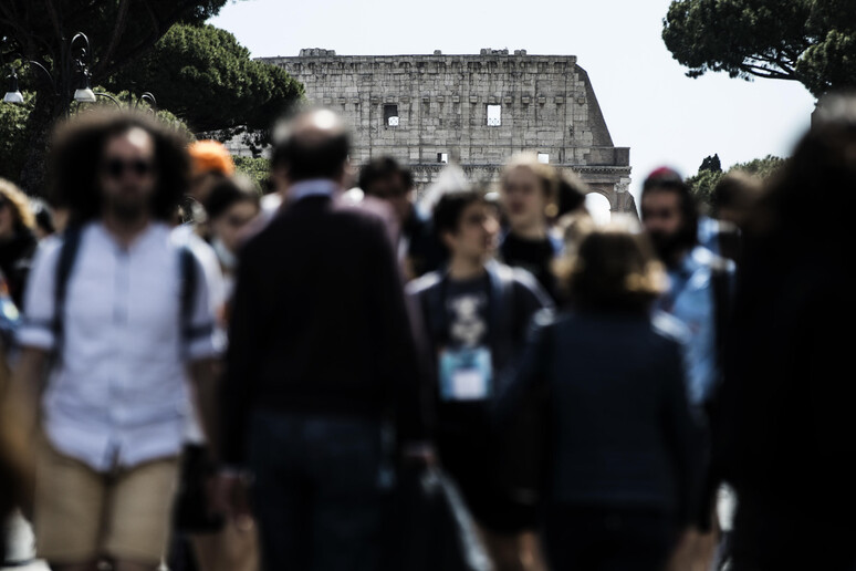 Folla di turisti a Roma - RIPRODUZIONE RISERVATA