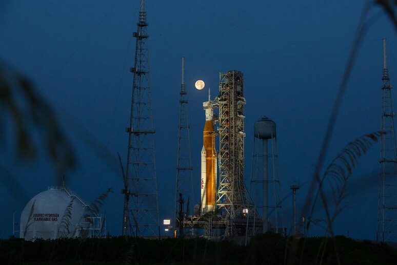 Il razzo Sls e la capsula Orion al Kennedy Space Center in Florida (fonte: Nasa) - RIPRODUZIONE RISERVATA