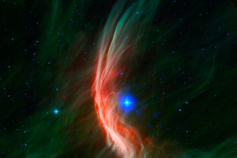 L 'onda d’urto che la stella provoca nel suo percorso, quando la materia che espelle si scontra con il gas circostante (fonte: immagine ai raggiX di NASA/CXC/Dublin Inst. Advanced Studies/S. Green et al.; immagine nell 'infrarosso di NASA/JPL/Spitzer) - RIPRODUZIONE RISERVATA