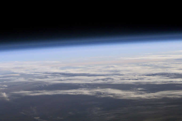 L 'atmosfera terrestre vista dallo spazio (fonte: NASA) - RIPRODUZIONE RISERVATA