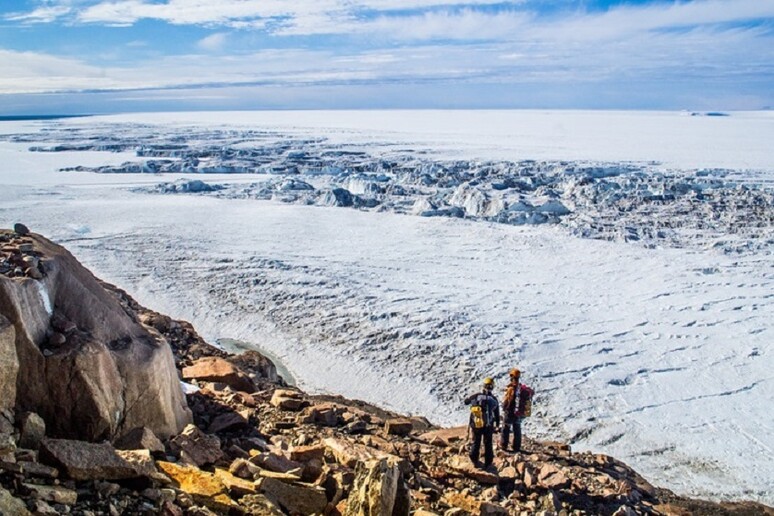 Ricercatori al ghiacciaio Mawson nell’Antartide orientale (fonte: Richard Jones) - RIPRODUZIONE RISERVATA