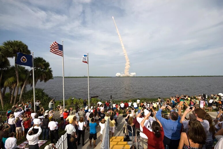 Il Kennedy Space Center affollato per il lancio dello Space Shuttle Endeavour nel 2009 (fonte: Nasa, Ben Cooper) - RIPRODUZIONE RISERVATA