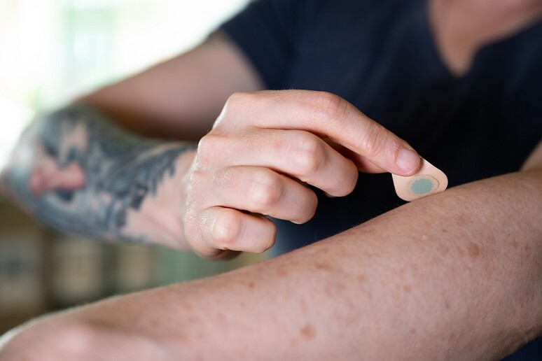 L’applicazione di un cerotto a microaghi per un tatuaggio fai-da-te (fonte: Georgia Tech) - RIPRODUZIONE RISERVATA