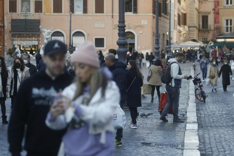 Gente in strada a Roma (archivio) - RIPRODUZIONE RISERVATA