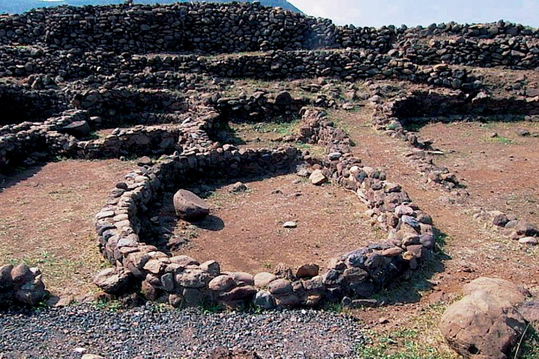 I resti dell 'insediamento dell 'Età del bronzo a Ustica (fonte: parchiarcheologici.regione.sicilia.it) - RIPRODUZIONE RISERVATA