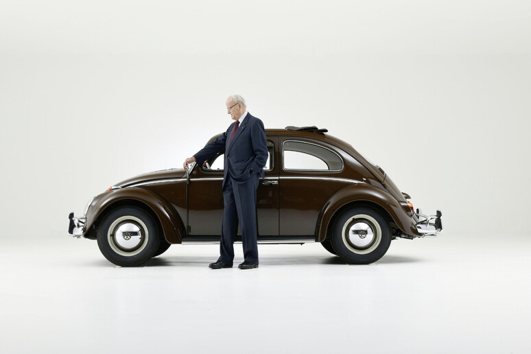 VW: addio a Carl Hahn, fece del Maggiolino un 'icona pop - RIPRODUZIONE RISERVATA