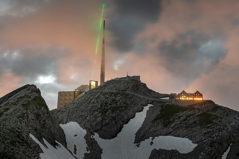 L’esperimento Laser Lightning Rod sul monte Santis in Svizzera (fonte: TRUMPF/Martin Stollberg) - RIPRODUZIONE RISERVATA