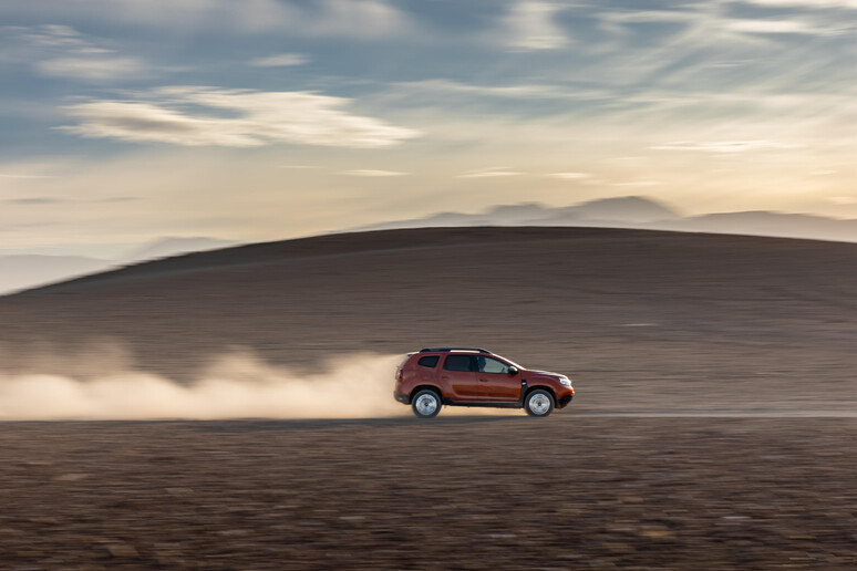 Dacia Duster alla conquista del deserto dell 'Agafay © ANSA/Adrien Cortesi