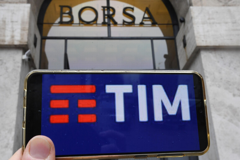 Il logo TIM su uno smartphone - RIPRODUZIONE RISERVATA