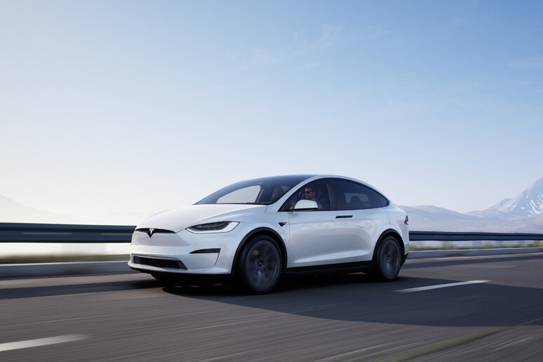 Tesla, arriva il volante convenzionale per Model S ed X - RIPRODUZIONE RISERVATA