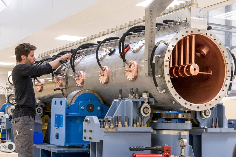 Uno dei serbatoi Linac4 DTL in fase di assemblaggio al CERN (Immagine: Maximilien Brice/CERN) - RIPRODUZIONE RISERVATA