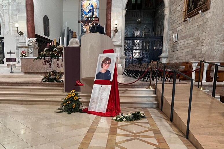 Donna uccisa ad Andria, a funerale scarpe rosse vicino altare - RIPRODUZIONE RISERVATA