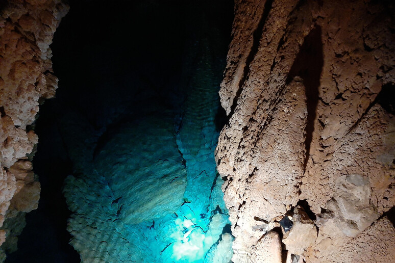 Il laghetto profondo dentro Grotta Giusti - RIPRODUZIONE RISERVATA