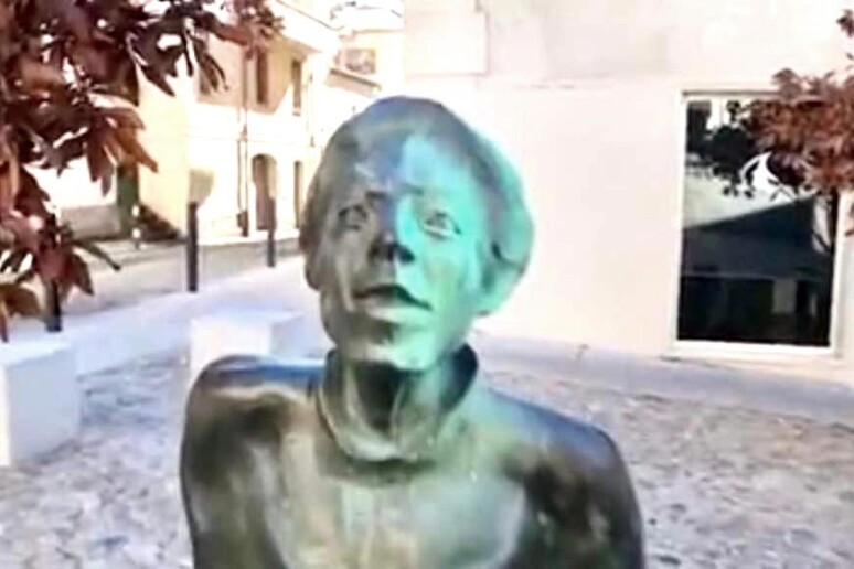 Statua di Grazia Deledda imbrattata a Nuoro (da profilo Facebook sindaco) - RIPRODUZIONE RISERVATA