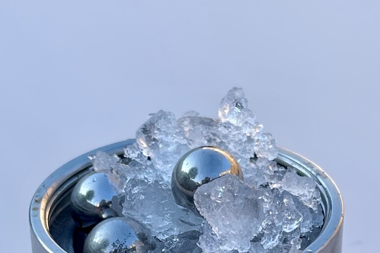 Per ottenere la nuova forma di ghiaccio, gli autori dello studio hanno ‘shakerato’ vigorosamente un contenitore raffreddato a -200 gradi, contenente ghiaccio ordinario e sfere di acciaio (fonte: Alexander Rosu-Finsen, Christoph Salzmann) - RIPRODUZIONE RISERVATA