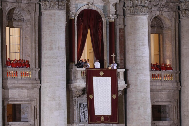 Papa Francesco si affaccia dalla Basilica di San Pietro (13 marzo 2013) - RIPRODUZIONE RISERVATA