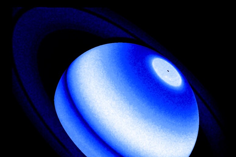 L 'inattesa emissione di raggi ultravioletti, nell’immagine composita ottenuta unendo osservazioni di Cassini, Voyager 1 e Hubble (fonte: NASA, ESA, Lotfi Ben-Jaffel, IAP &amp; LPL) - RIPRODUZIONE RISERVATA