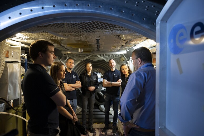 I nuovi astronauti europei all 'interno della copia del modulo Columbus, nel centro di addestramento dell 'Esa a Colonia (fonte: ESA - S. Corvaja) - RIPRODUZIONE RISERVATA