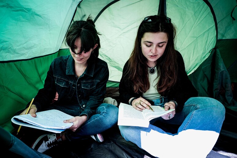 Studenti in tenda a rettorato Torino,  'continuiamo protesta ' - RIPRODUZIONE RISERVATA