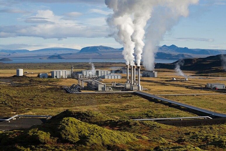Una centrale geotermica (fonte: Pixabay) - RIPRODUZIONE RISERVATA