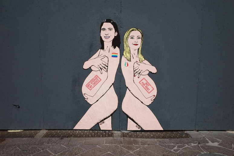 Schlein e Meloni ritratte nude e incinte sui muri di Milano - RIPRODUZIONE RISERVATA