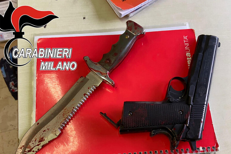 Il coltello e la pistola giocattolo trovate allo studente di 16 anni che ha aggredito, ferendola, una professoressa ad Abbiategrasso (Milano) - RIPRODUZIONE RISERVATA