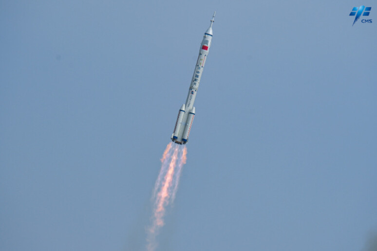 Il lancio del razzo Lunga Marcia 2F con cui sono partiti i tre astronauti della missione cinese Shenzhou 16 (fonte: China Manned Space Agency) - RIPRODUZIONE RISERVATA