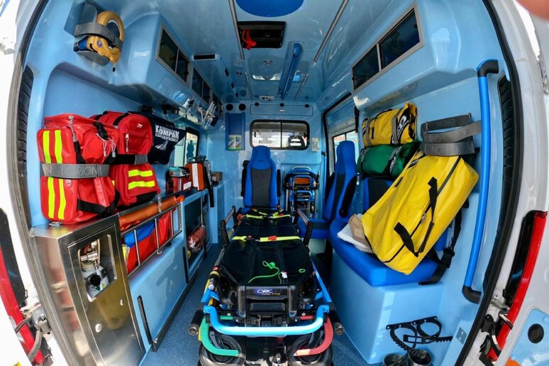 L 'interno di un 'ambulanza - RIPRODUZIONE RISERVATA