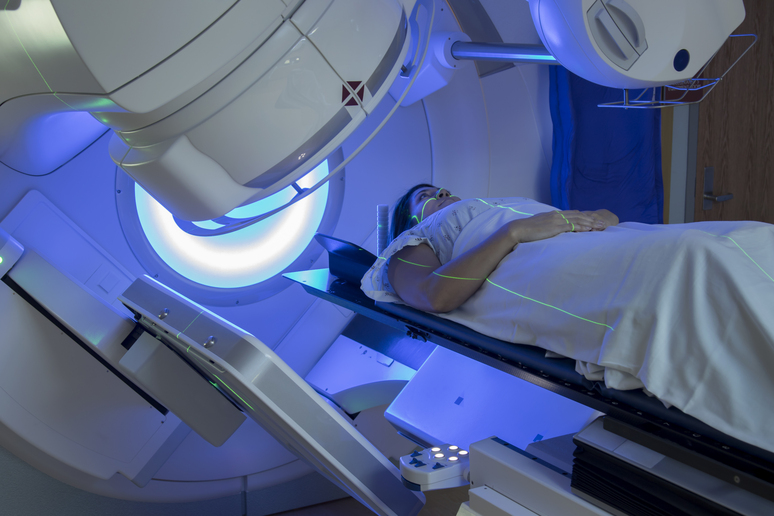 Woman Receiving Radiation Therapy Treatments for Breast Cancer - RIPRODUZIONE RISERVATA