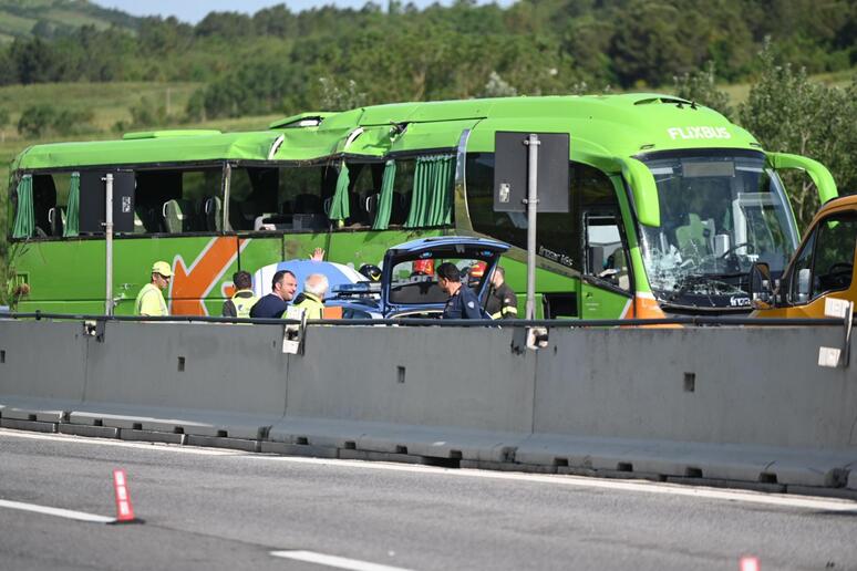 Bus finisce in scarpata sull 'A16, un morto e 14 feriti - RIPRODUZIONE RISERVATA