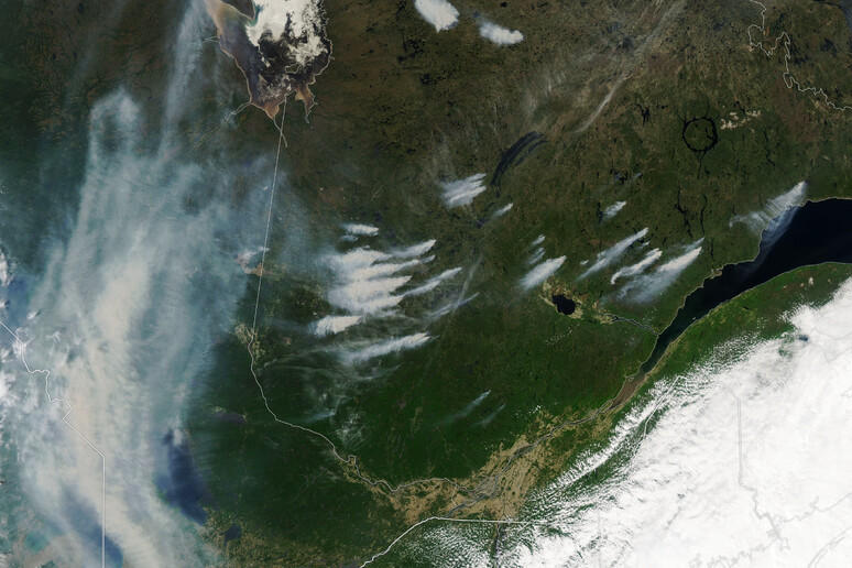 Il 3 giugno il fumo che si alzava dai focolai d 'incendio nel Quebec è stato fotografato dal satellite Aqua della Nasa (fonte: NASA Earth Observatory. immagine di Lauren Dauphin, con i dati di MODIS da NASA EOSDIS LANCE e GIBS/Worldview) - RIPRODUZIONE RISERVATA