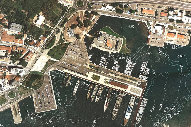 Svolta al porto di Olbia per l 'approdo dei mega yacht - RIPRODUZIONE RISERVATA