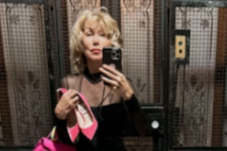 Nancy Brilli,  foto su Instagram, in ciabatte, in mano le scarpe rosa coi tacchi e l 'inequivocabile lamento:  'Taxi, dove sei? ' - RIPRODUZIONE RISERVATA